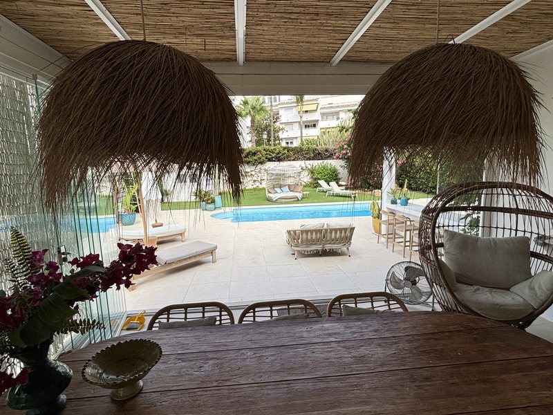 Patio dining area overlooking the pool in Benahavis